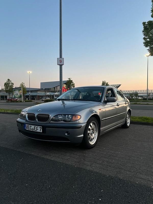 Grau Gebraucht 2003 BMW 325 Limousine | 2.200 € - Bild 1/4
