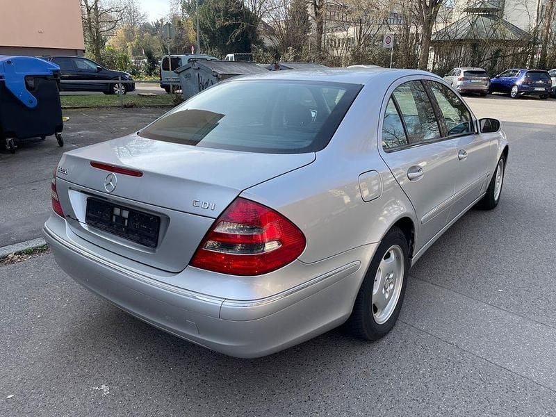 Gebraucht Mercedes E220 Classic 150 PS (110 kW) 2002 Silber Limousine
