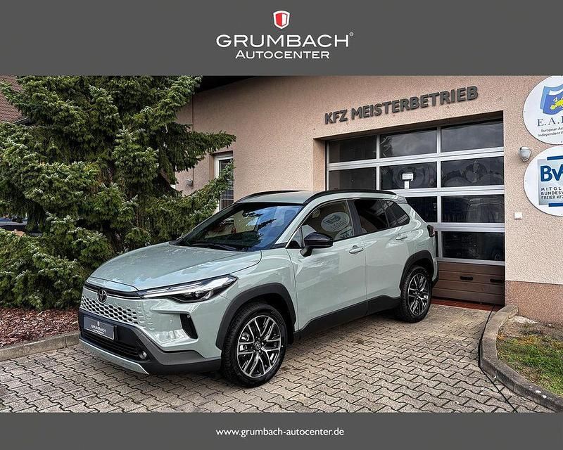 Neu Toyota Corolla Cross Style 178 PS (130 kW) 2026 Grün SUV