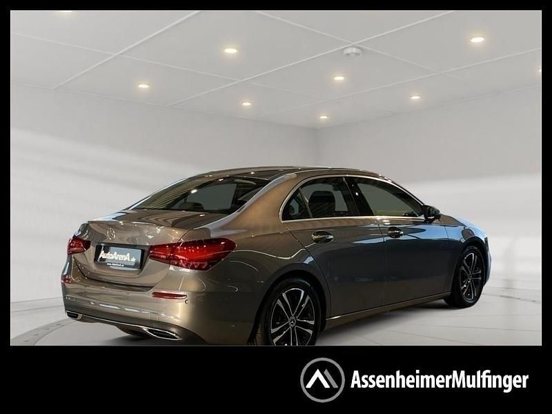 Grau Gebraucht 2024 Mercedes A200 Progressive Limousine | 30.659 € (Fairer Preis) - Bild 1/4