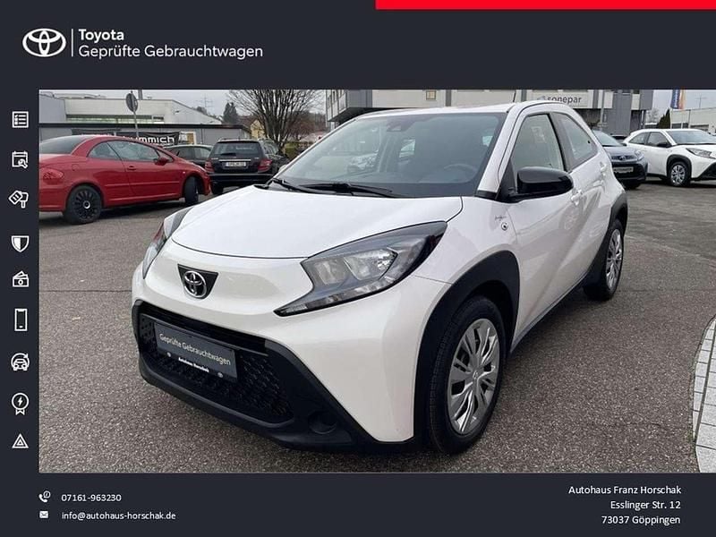 Schneeweiß Gebraucht 2022 Toyota Aygo Play Kleinwagen | 11.990 € (Superpreis) - Bild 1/4