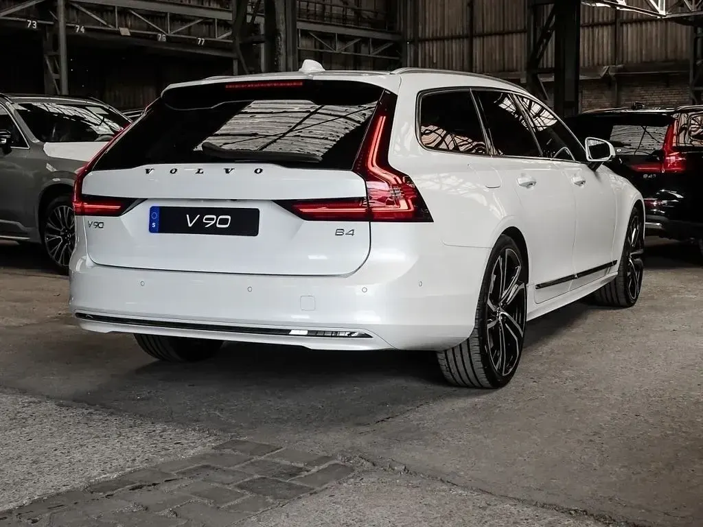 Gebraucht Volvo V90 Plus 197 PS (144 kW) 2024 Crystal white pearl Kombi