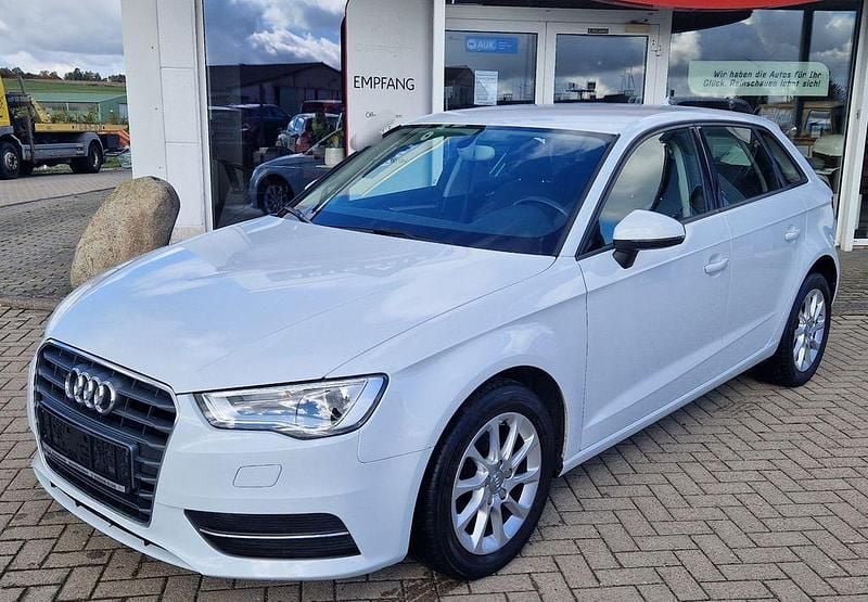 Gletscherweiss Gebraucht 2015 Audi A3 Attraction Limousine | 7.890 € (Fairer Preis) - Bild 1/4