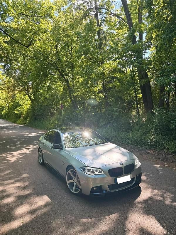 Silber Gebraucht 2016 BMW 550 M Sport Limousine | 28.999 € (Fairer Preis) - Bild 1/4