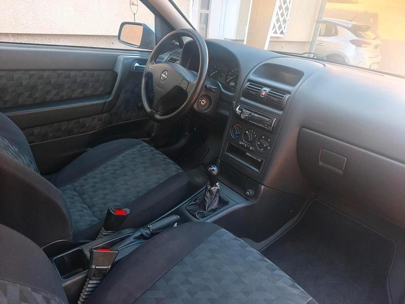 Gebraucht Opel Astra 101 PS (74 kW) 2000 Silber Limousine