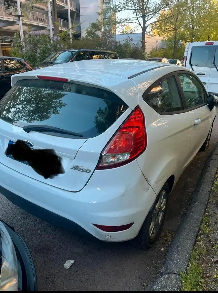 Gebraucht Ford Fiesta 80 PS (58 kW) 2014 Weiß Kleinwagen
