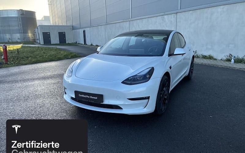 Weiß Gebraucht 2021 Tesla Model 3 Performance Limousine | 31.400 € (Etwas zu teuer) - Bild 1/4