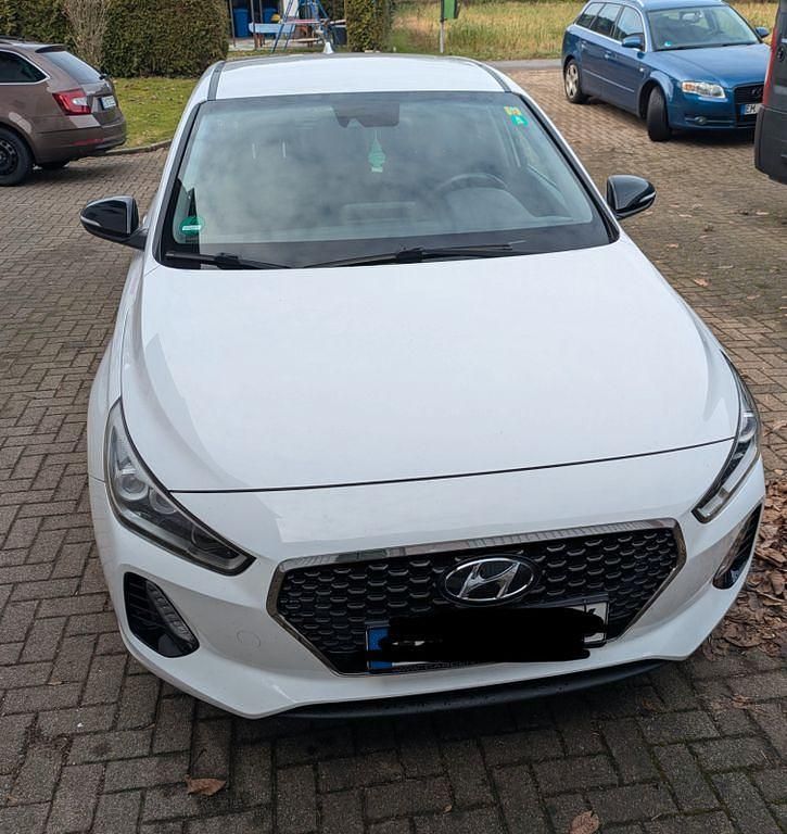 Weiß Gebraucht 2017 Hyundai i30 Style Limousine | 11.700 € (Fairer Preis) - Bild 1/4