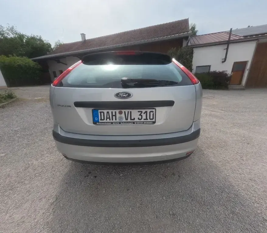 Używany Ford Focus Trend 80 KM (58 kW) 2005 Srebrny Sedan/Limuzyna