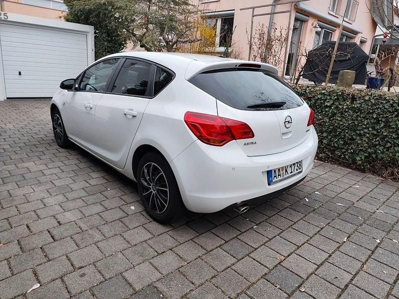 Gebraucht Opel Astra Design Edition 140 PS (102 kW) 2011 Weiß Limousine