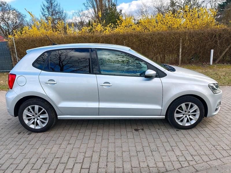 Gebraucht VW Polo 90 PS (66 kW) 2015 Silber Kleinwagen