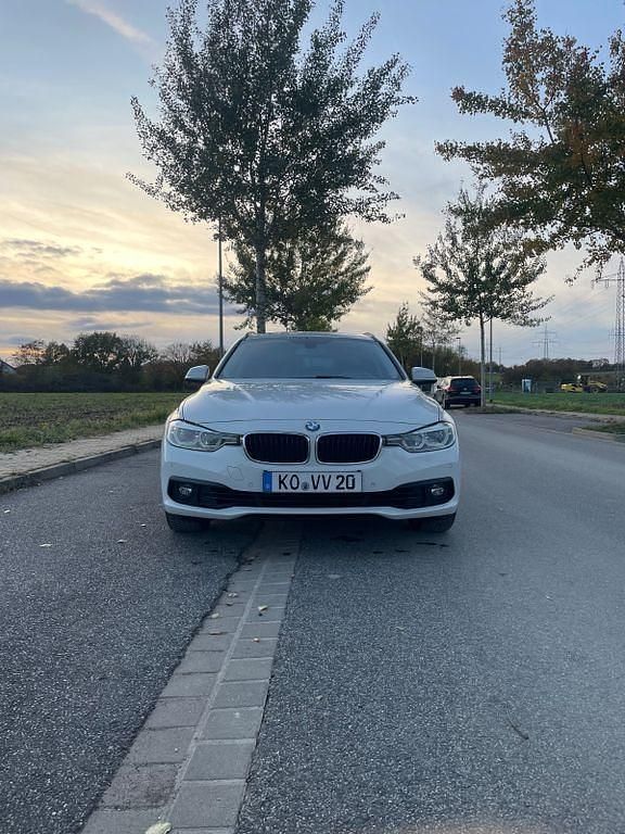 Weiß Gebraucht 2015 BMW 320 Kombi | 11.450 € (Fairer Preis) - Bild 1/4