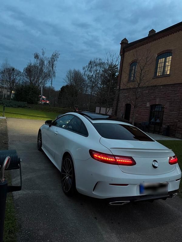 Gebraucht Mercedes E220 AMG 190 PS (139 kW) 2021 Weiß Coupé