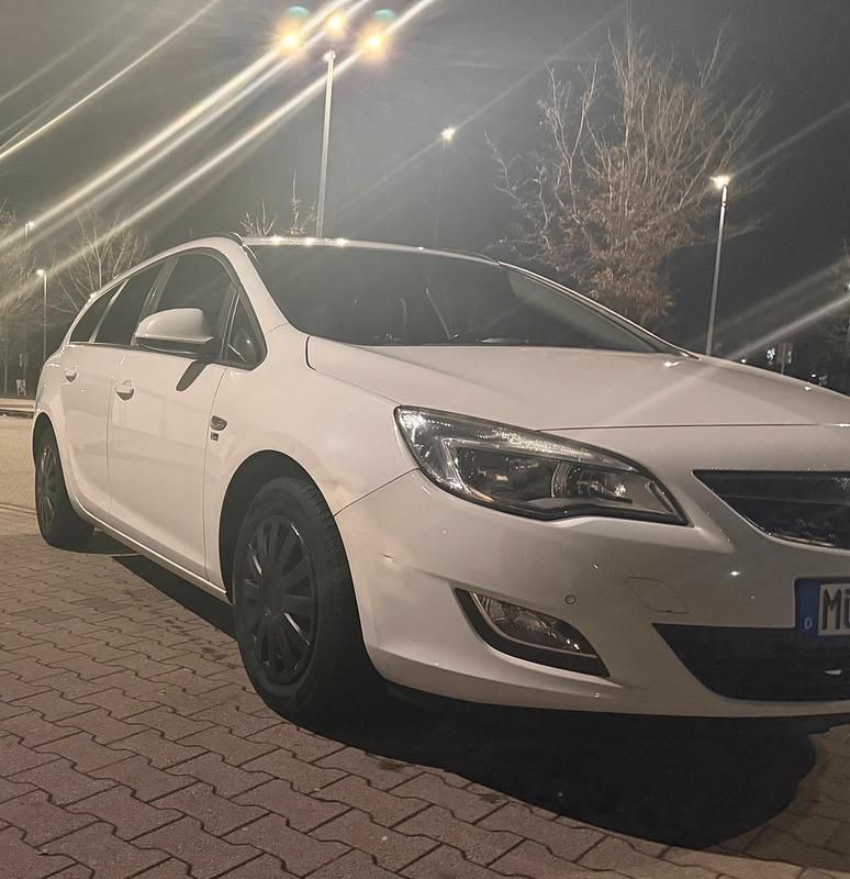 Gebraucht Opel Astra 140 PS (102 kW) 2012 Weiß Kombi