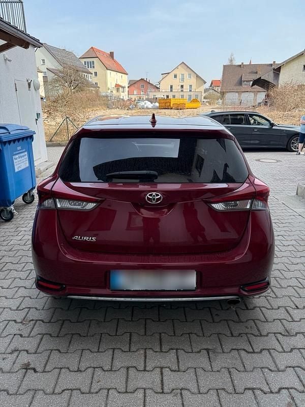 Gebraucht Toyota Auris 116 PS (85 kW) 2018 Rot Limousine