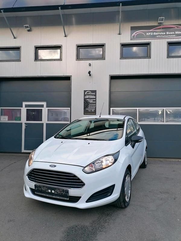 Gebraucht Ford Fiesta 60 PS (44 kW) 2015 Weiß Kleinwagen