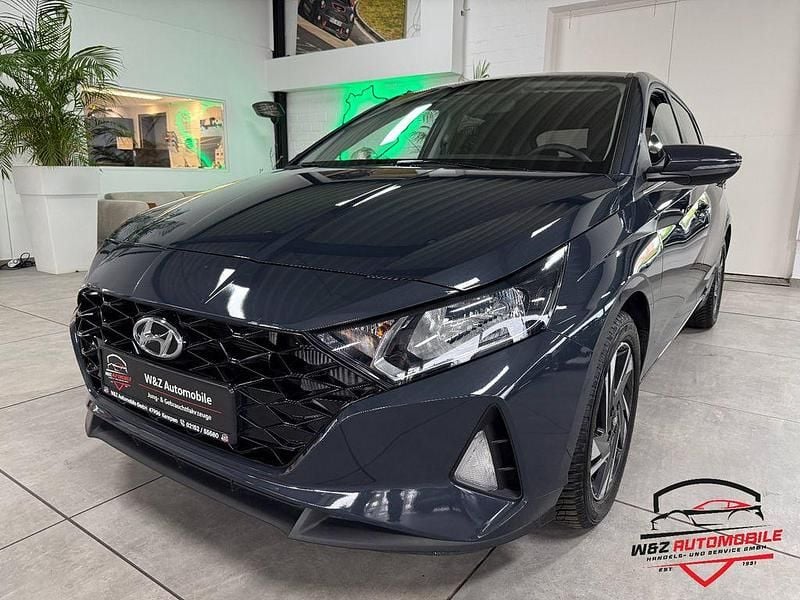 Grau Gebraucht 2021 Hyundai i20 Limousine | 16.580 € (Fairer Preis) - Bild 1/4
