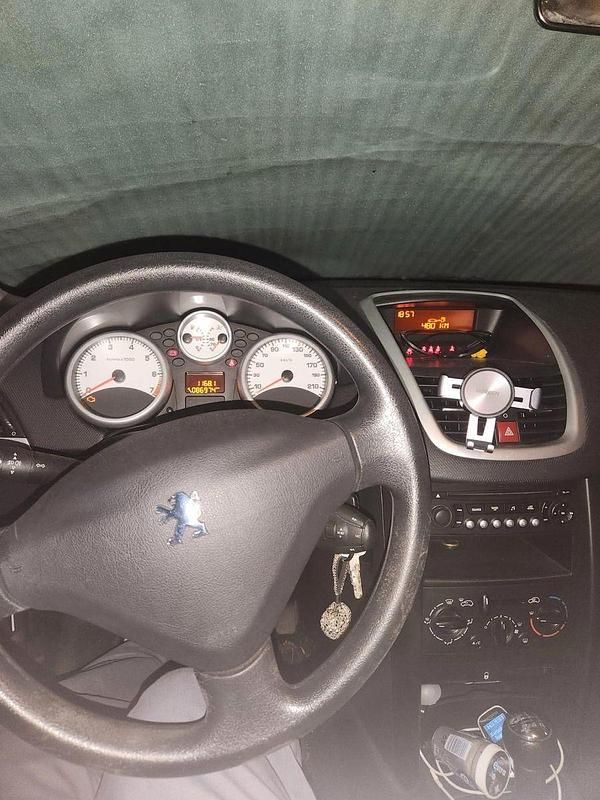 Gebraucht Peugeot 207 73 PS (53 kW) 2009 Weiß Kleinwagen