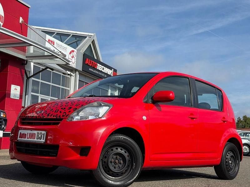 Rot Gebraucht 2011 Daihatsu Sirion Kleinwagen | 2.450 € (Fairer Preis) - Bild 1/4