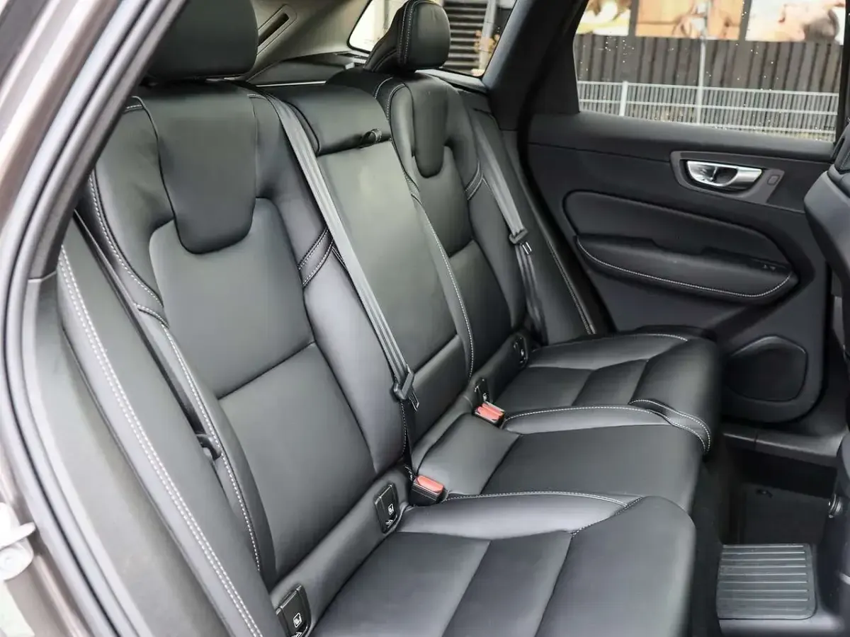 Gebraucht Volvo XC60 Plus 253 PS (186 kW) 2023 Grau SUV