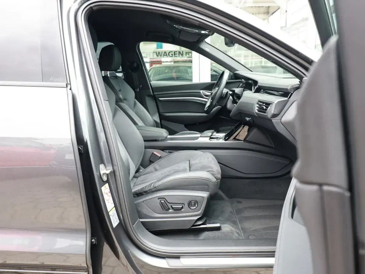 Gebraucht Audi Q8 Sportback e-tron S-Line 250 kW (340 PS) 2024 Daytonagrau perleffekt SUV