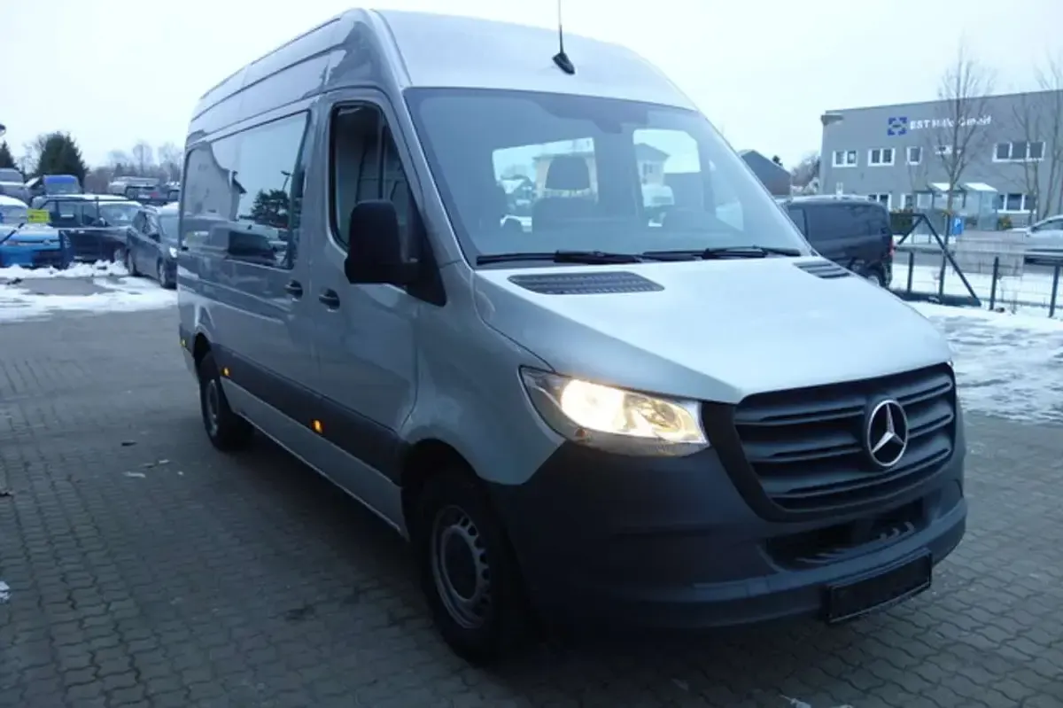 Używany Mercedes Sprinter 170 KM (125 kW) 2023 Srebrny Van