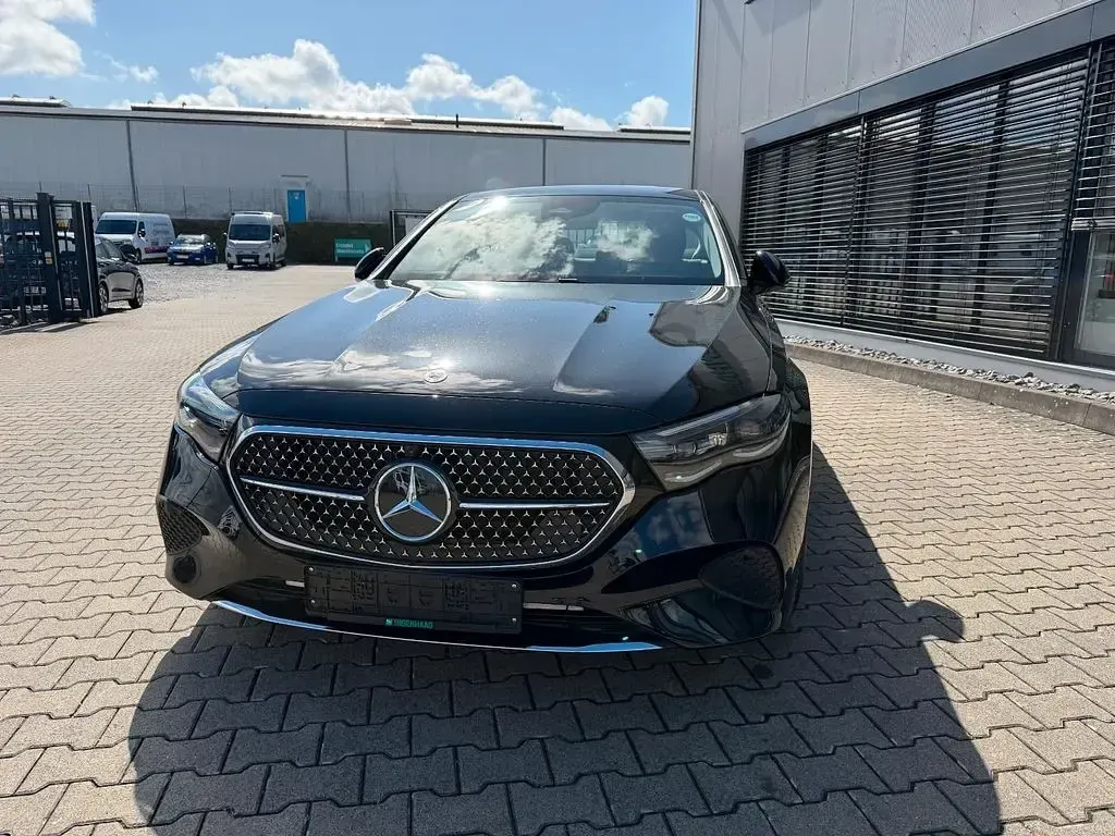Gebraucht Mercedes E200 Advanced Plus 227 PS (166 kW) 2025 Schwarz Limousine