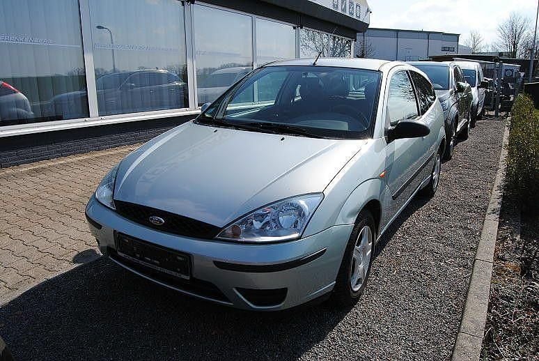 Gebraucht Ford Focus Trend 101 PS (74 kW) 2002 Silber Limousine