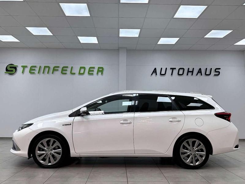 Gebraucht Toyota Auris Hybrid Executive 99 PS (72 kW) 2016 Super white 2 Kombi