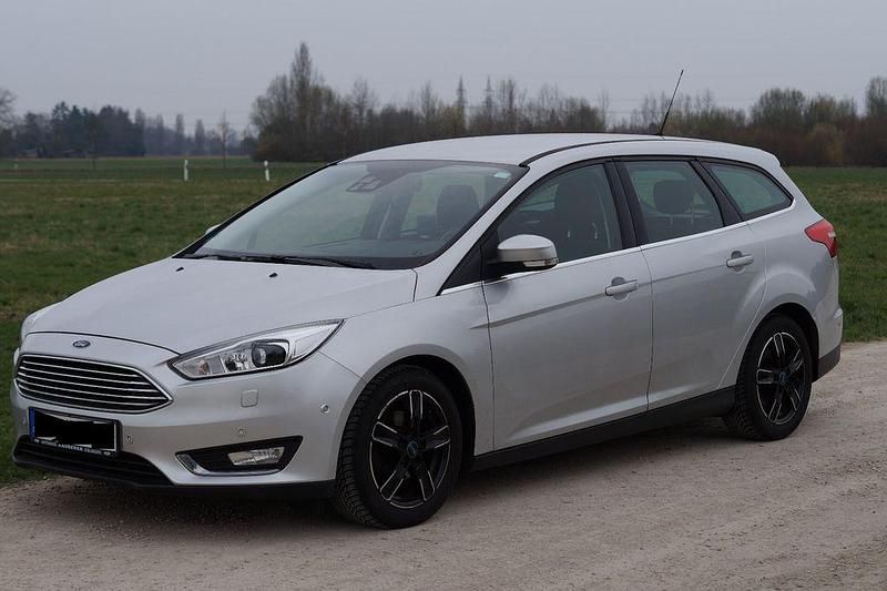 Gebraucht Ford Focus Titanium 125 PS (91 kW) 2015 Silber Limousine