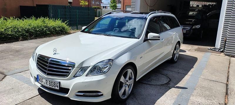 Weiß Gebraucht 2011 Mercedes E300 Avantgarde Kombi | 13.399 € (Fairer Preis) - Bild 1/4