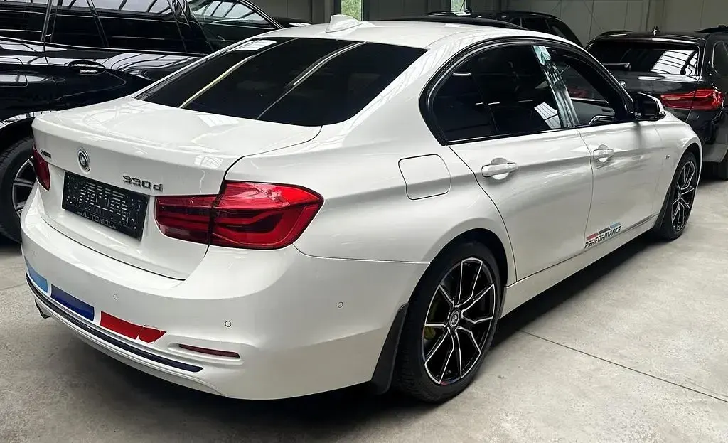 Gebraucht BMW 330 Sport Line 258 PS (189 kW) 2018 Alpinweiss iii Limousine