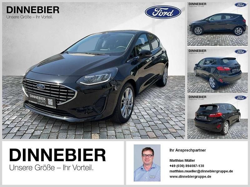 Schwarz (metallic) Gebraucht 2022 Ford Fiesta Titanium Kleinwagen | 16.498 € (Fairer Preis) - Bild 1/4