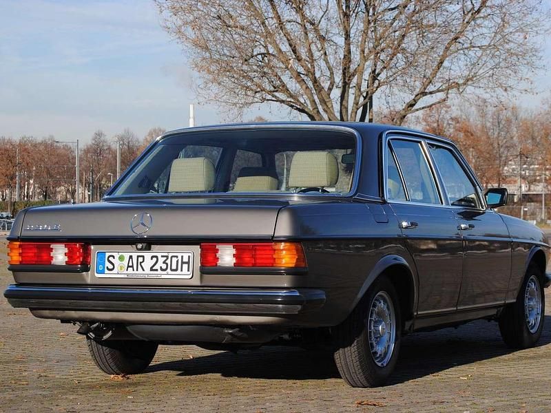 Gebraucht Mercedes E230 136 PS (100 kW) 1982 Grau Limousine