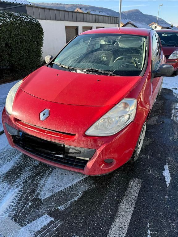Rot Gebraucht 2011 Renault Clio II Dynamique Limousine | 3.200 € (Fairer Preis) - Bild 1/2