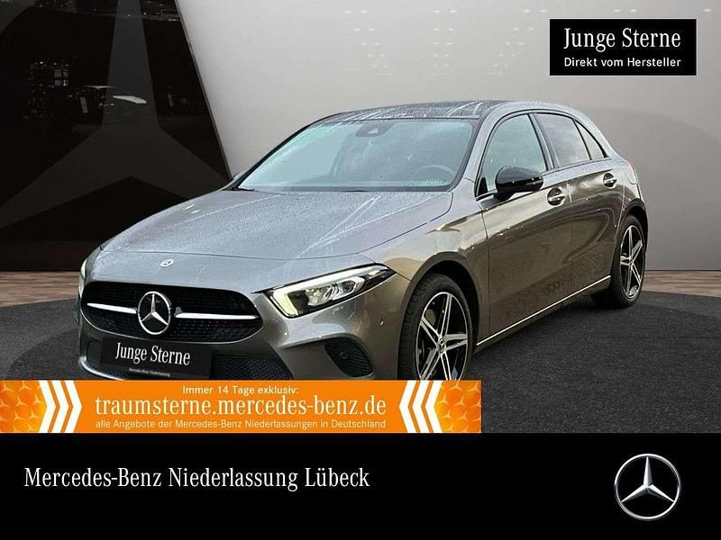 Grau Gebraucht 2022 Mercedes A250 Night Limousine | 27.990 € (Fairer Preis) - Bild 1/3