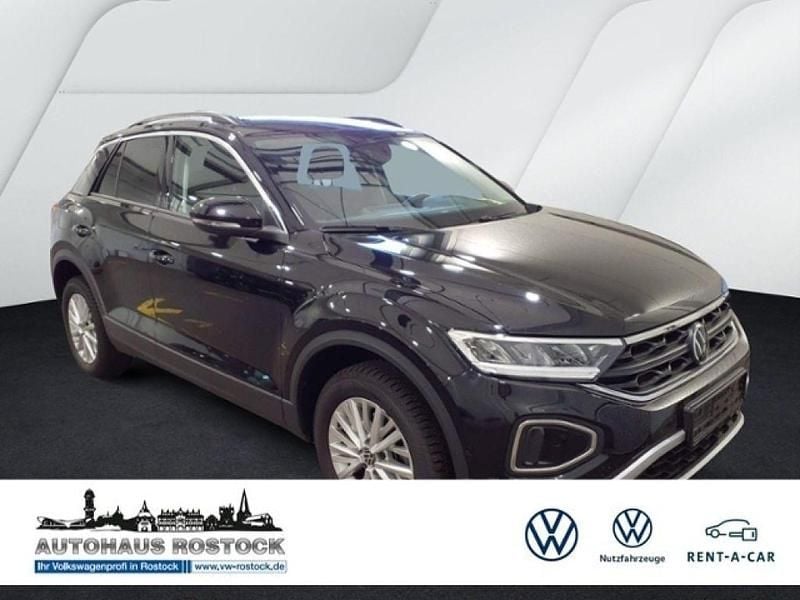 Deep black perleffekt (metallic) Gebraucht 2024 VW T-Roc Life SUV | 23.989 € (Fairer Preis) - Bild 1/4