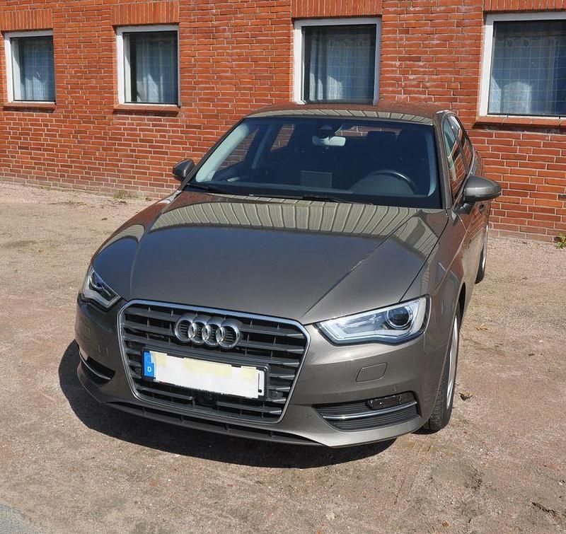 Silber Gebraucht 2015 Audi A3 Sportback Ambition Limousine | 12.800 € (Superpreis) - Bild 1/4