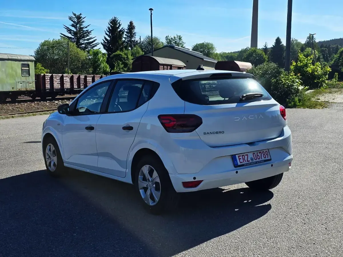 Gebraucht Dacia Sandero Essentiel 91 PS (66 kW) 2024 Weiß Kleinwagen