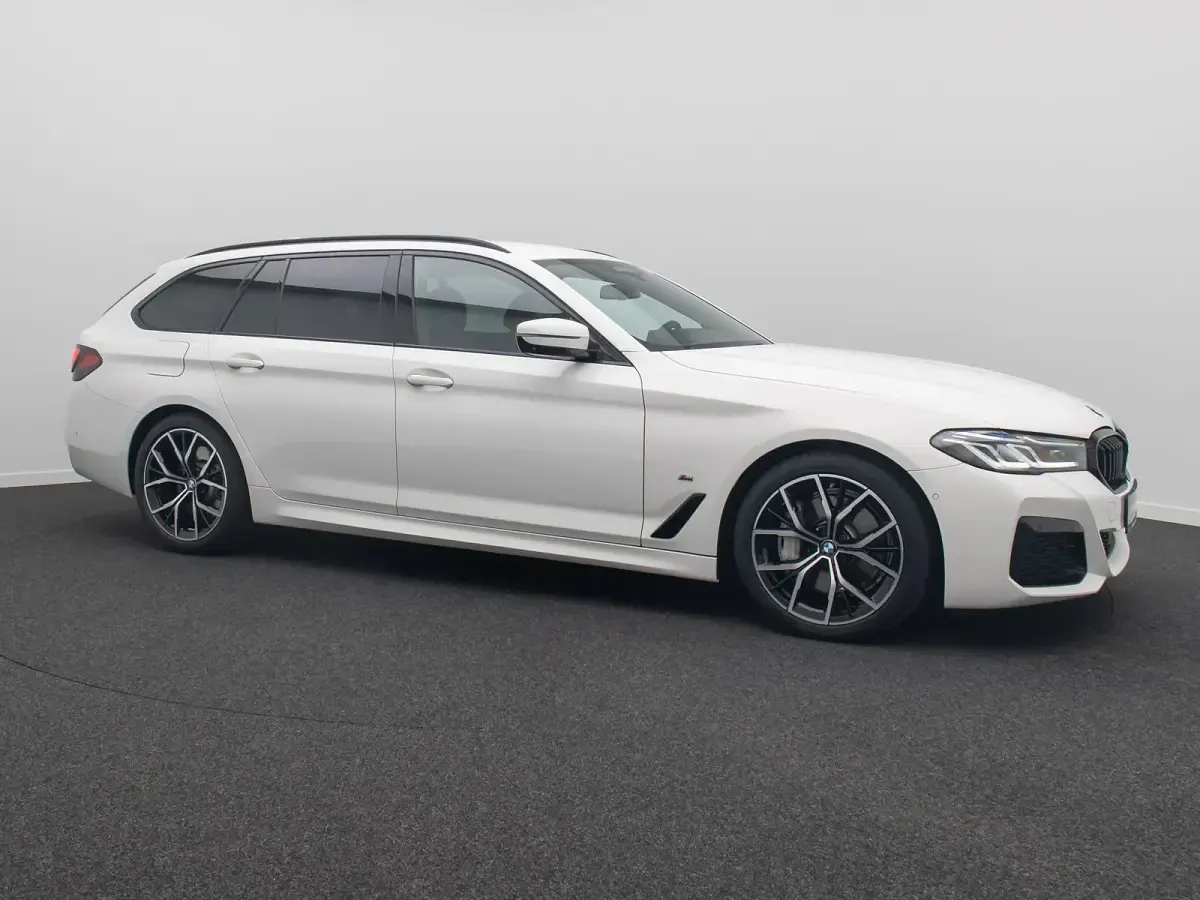 Gebraucht BMW 530 M Sport 286 PS (210 kW) 2023 Alpinweiã uni300 Kombi