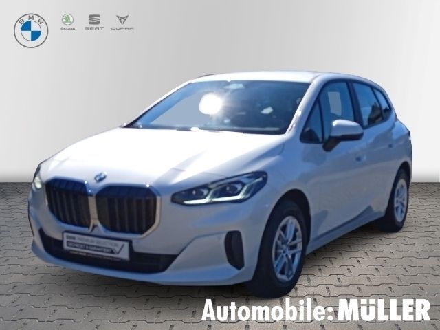 Mineralweiss metallic Gebraucht 2023 BMW 218 Active Tourer Luxury Line Van / Kleinbus | 28.450 € (Guter Preis) - Bild 1/4
