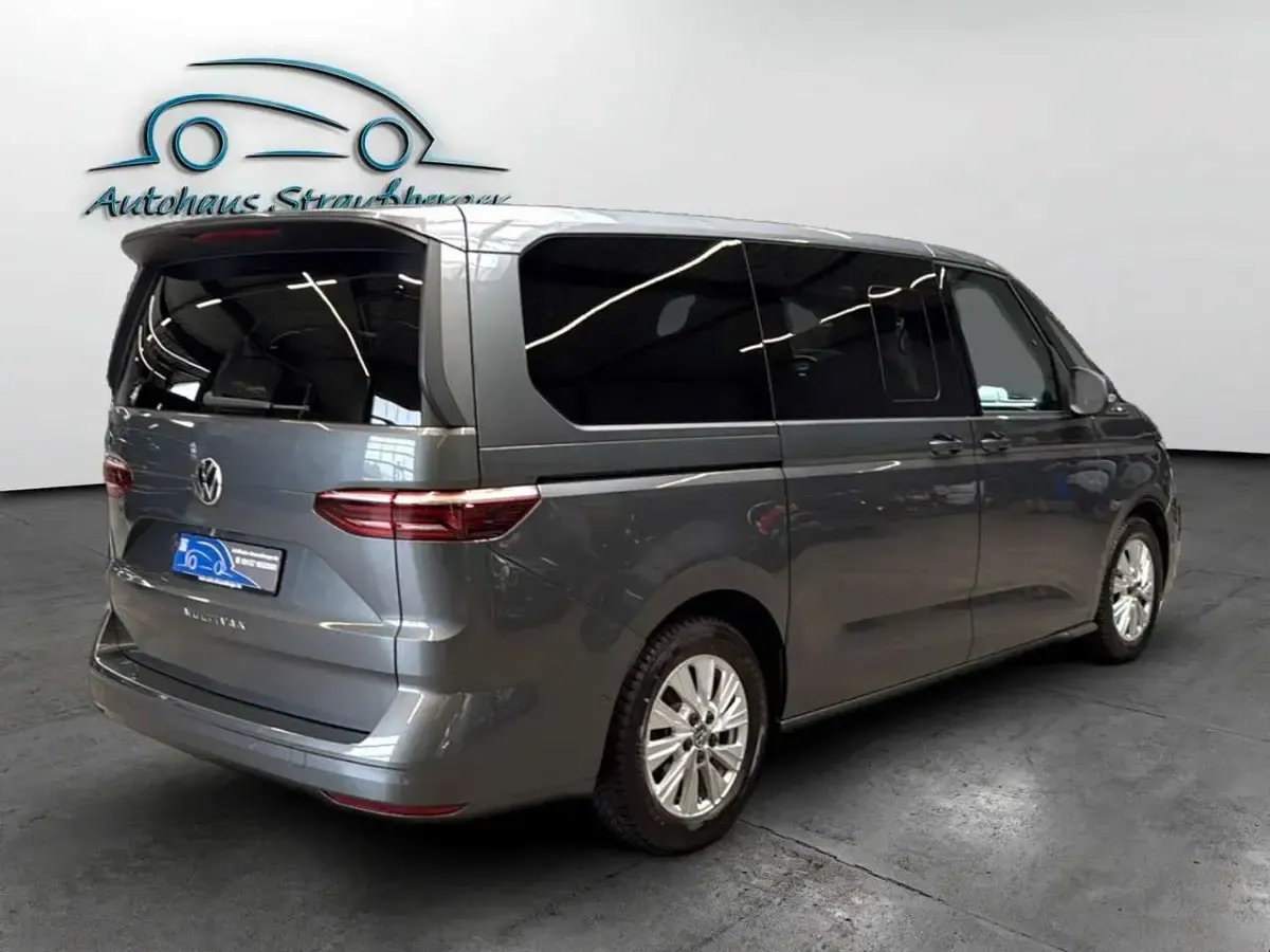 Gebraucht VW Multivan Life 150 PS (110 kW) 2023 Grau Van / Kleinbus