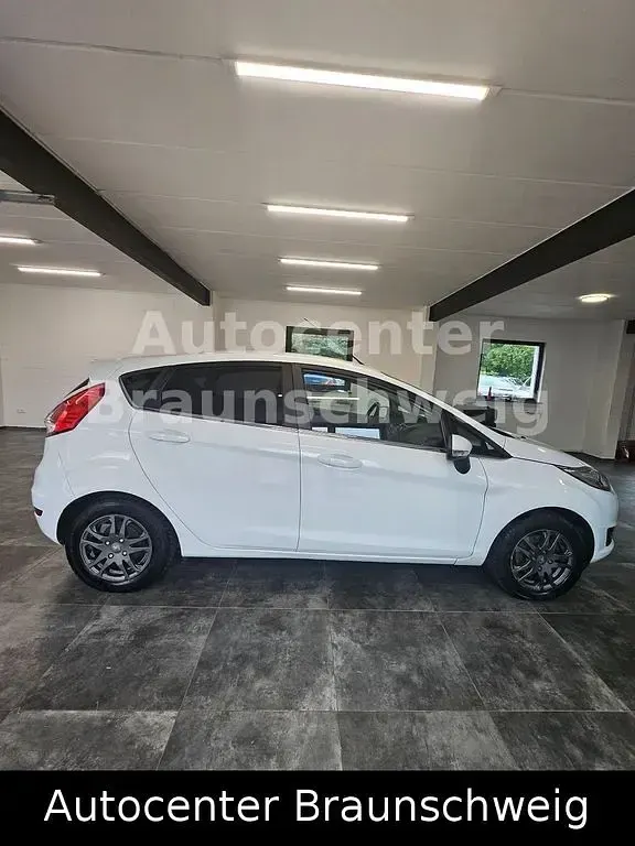 Gebraucht Ford Fiesta Titanium 101 PS (74 kW) 2013 Weiß Limousine