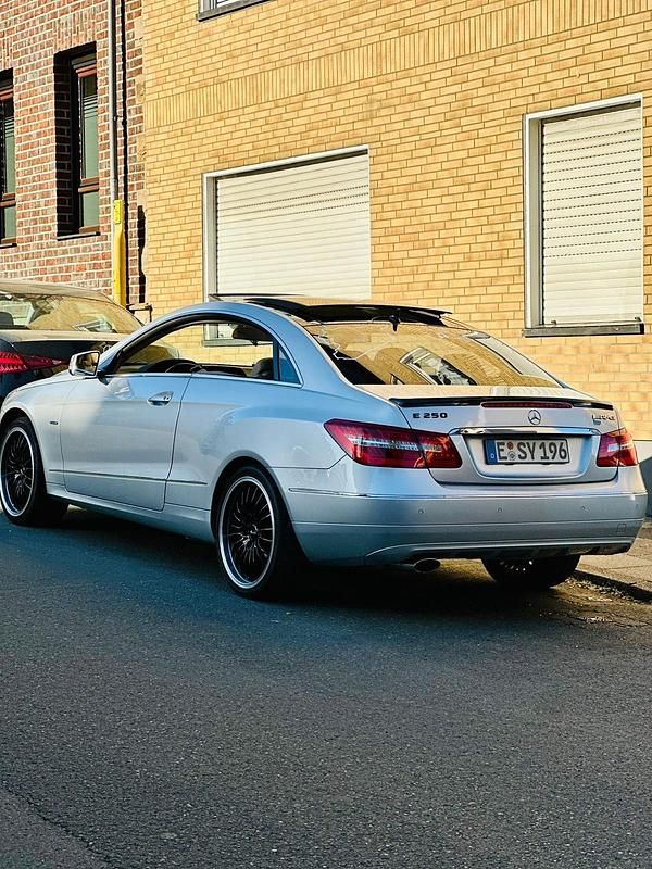 Silber Gebraucht 2013 Mercedes E250 Coupé | 15.700 € - Bild 1/4
