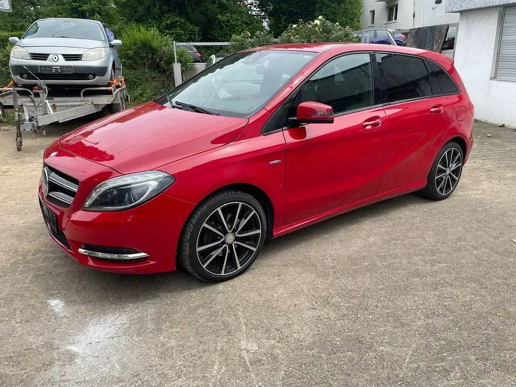 Gebraucht Mercedes B200 156 PS (114 kW) 2012 Rot Kleinwagen