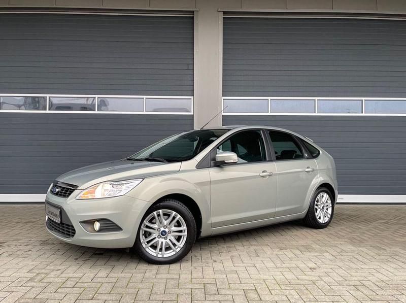Grau Gebraucht 2008 Ford Focus Ghia Limousine | 5.500 € (Etwas zu teuer) - Bild 1/4