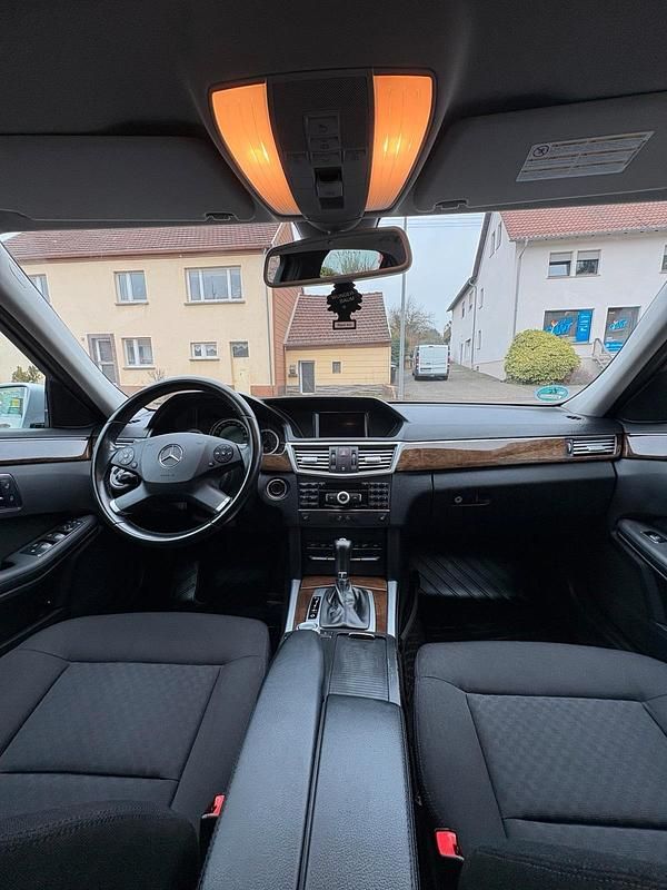Gebraucht Mercedes E200 136 PS (100 kW) 2010 Silber Limousine