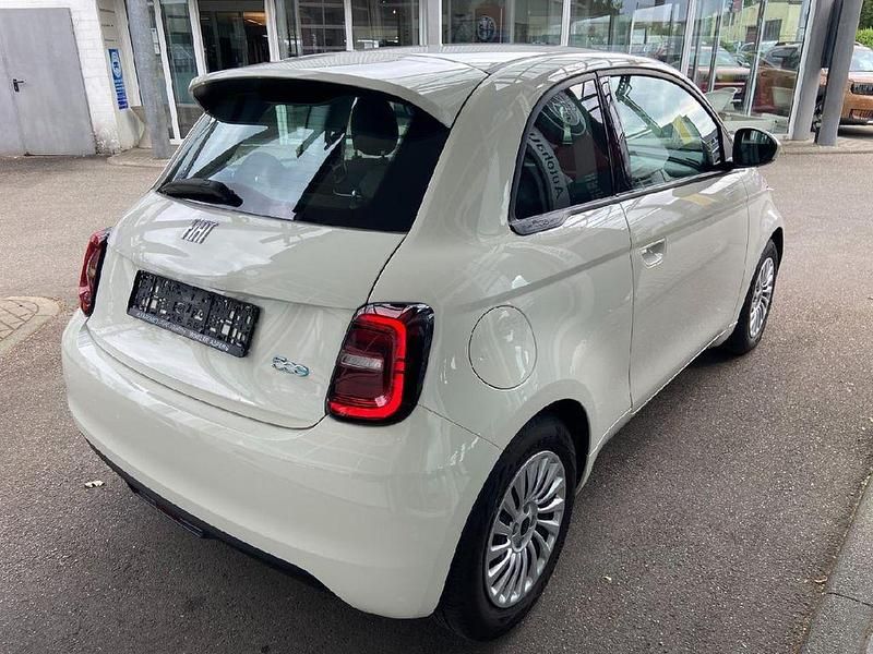 Gebraucht Fiat 500e Basis 86 kW (118 PS) 2023 Colore esterno (arktis weiß) Limousine