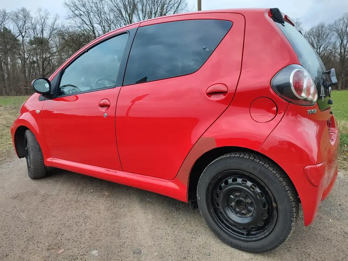 Gebraucht Toyota Aygo 68 PS (50 kW) 2009 Rot Kleinwagen