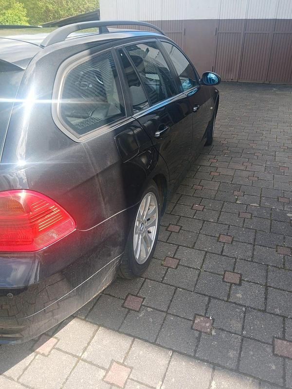 Gebraucht BMW 320 177 PS (130 kW) 2008 Schwarz Kombi